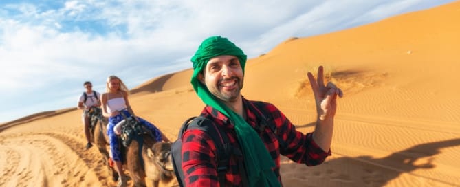 un couple profitant pleinement de leur Week-end détente à Marrakech