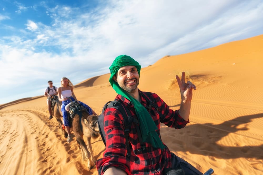 un couple profitant pleinement de leur Week-end détente à Marrakech